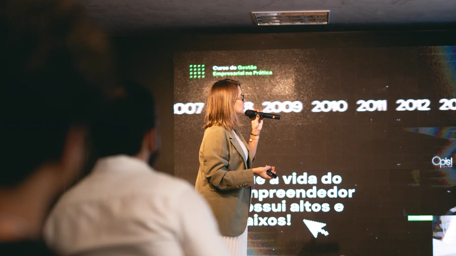 Palestrante apresentando diante do painel de LED